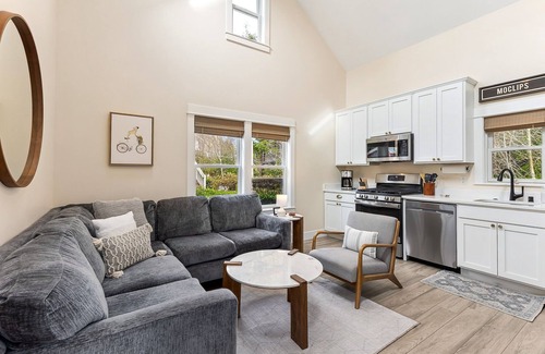 Seabrook Casa | *NEW* Wayfinder: a pet-free, modern-eclectic home!