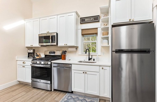 Seabrook Casa | *NEW* Wayfinder: a pet-free, modern-eclectic home!