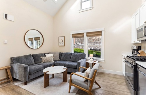 Seabrook Casa | *NEW* Wayfinder: a pet-free, modern-eclectic home!
