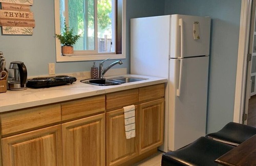 Ukiah Cabaña | * New! Well Appointed 2 Queen Beds Cottage + Yard