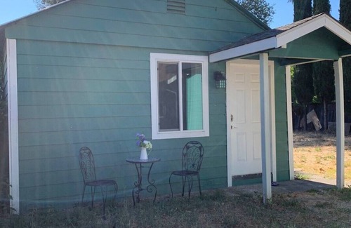 Ukiah Cabaña | * New! Well Appointed 2 Queen Beds Cottage + Yard