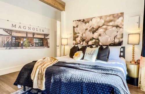 Austin Ave. Casa | New White On Columbus Family Gathering Place