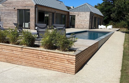 Landunvez Casa | New wooden house, swimming pool, 5 minutes' walk from the beach.
