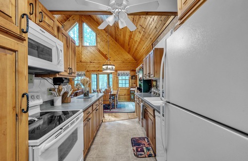 Town of Westfield Cabina | NEW! Woodlands Cabin Retreat in Oxford