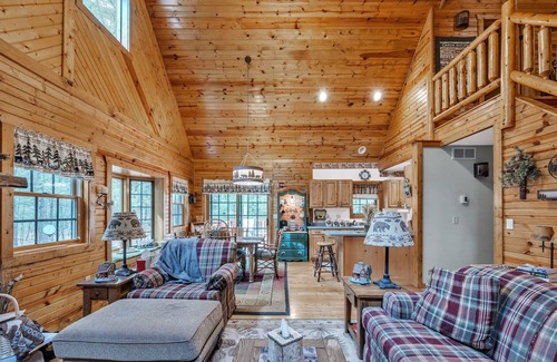 Town of Westfield Cabina | NEW! Woodlands Cabin Retreat in Oxford