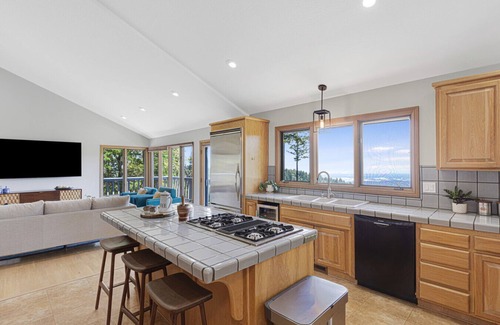 Redwood City Casa | NEW! Woodside Retreat: Gorgeous Views & Hot Tub
