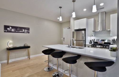 Over-the-Rhine Condominio | *New* XquisiteMidCenturyM0d~ Condo *OTR* w/Parking