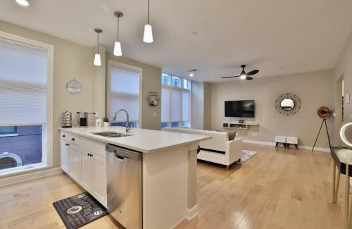 Over-the-Rhine Apartamento | *New* XquisiteMidCenturyM0d~ Condo *OTR* w/Parking