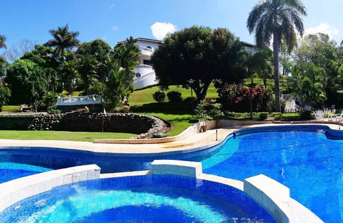 Esparza Casa | Finca exclusiva de 33,000 pies cuadrados, $ 12,000 semanas-8 personas, aire acondicionado, vista al mar, chef, personal 10