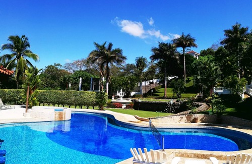 Esparza Casa | Finca exclusiva de 33,000 pies cuadrados, $ 12,000 semanas-8 personas, aire acondicionado, vista al mar, chef, personal 10