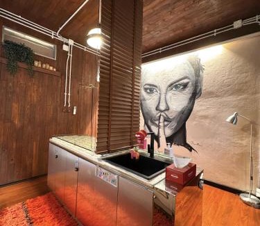 Khlong Toei Apartamento | New York Loft & Japanese Magic by V4SKIN