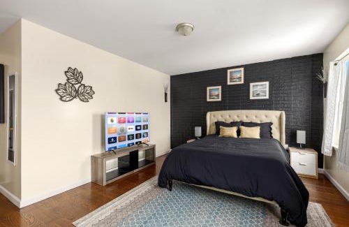 Newark Casa | Newark Gem 6BR, 5BA - Sleeps 24 - Walk to Prudential Center and Newark Penn Station, Near EWR and American Dream Mall, includes Parking - WiFi - Laundry - Backyard - Gym