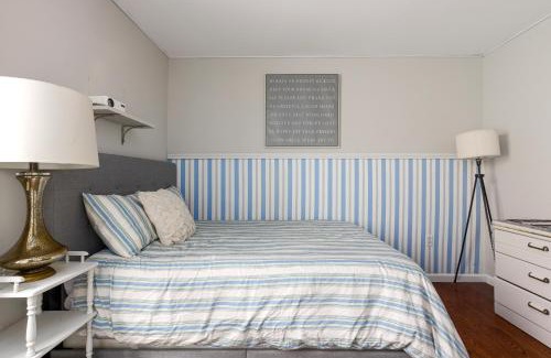 Newark Casa | Newark Gem 6BR, 5BA - Sleeps 24 - Walk to Prudential Center and Newark Penn Station, Near EWR and American Dream Mall, includes Parking - WiFi - Laundry - Backyard - Gym