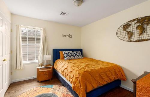 Newark Casa | Newark Gem 6BR, 5BA - Sleeps 24 - Walk to Prudential Center and Newark Penn Station, Near EWR and American Dream Mall, includes Parking - WiFi - Laundry - Backyard - Gym