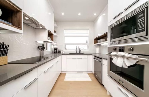 Southside Casa | ★New★Bright Modern Home★King Bed★Fireplace✔Clean!