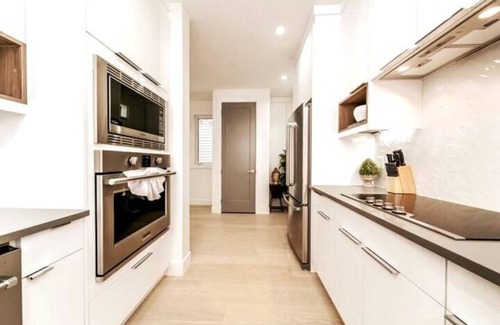 Southside Casa | ★New★Bright Modern Home★King Bed★Fireplace✔Clean!