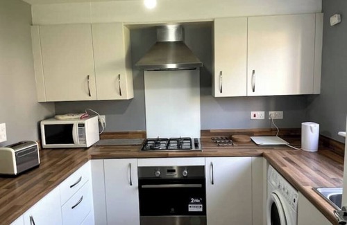 Longcroft Casa | Newbuild - 3 bedrooms, 2 baths,5 mins from airport