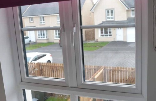 Longcroft Casa | Newbuild - 3 bedrooms, 2 baths,5 mins from airport