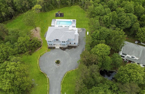 Pocono Pines Casa | NewBuild 6 EnsuiteBdrms/7Ba Private Out/Indoor Pool&Spa/Sauna/Game Floor/EV Chrg