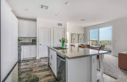 Lake Forest Condominio | NewBuild cozy 3-bedroom condo in charming Mission Viejo