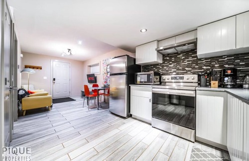 Southeast Edmonton Casa | ★NEW★Chic Suite★King Bed☀ Patio★Netflix★WiFi✔Clean