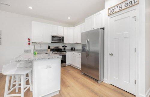 Denver Casa | NewDuplex! 6Bed 5Bath - HotTubs - Sleeps 12!