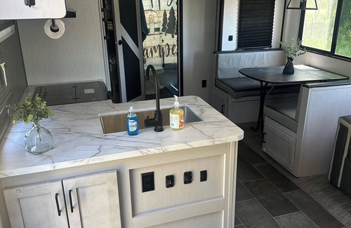 Rexburg Alquiler De RV | Newer camper/RV with AC in charming Rexburg