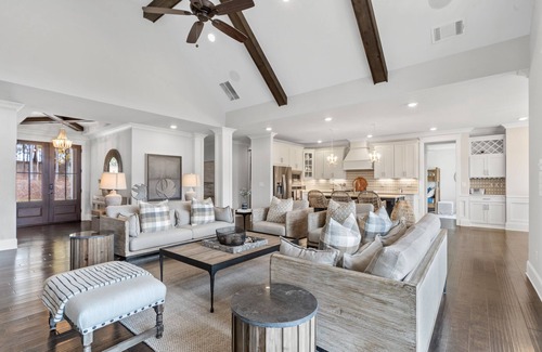 Lake Oconee Casa | Newer construction, professionally decorated on the water.