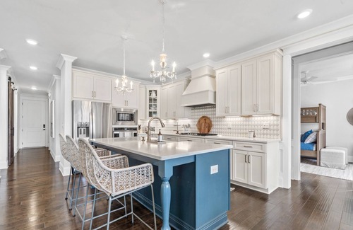 Lake Oconee Casa | Newer construction, professionally decorated on the water.
