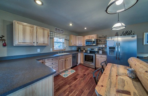 Cody Cabina | Newer Cozy Cabin; Private & Under 10 Minutes to Cody!