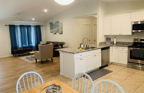 Dunnellon Casa | Newer & Cozy close to Rainbow River home with 3bd 2ba & private parking.