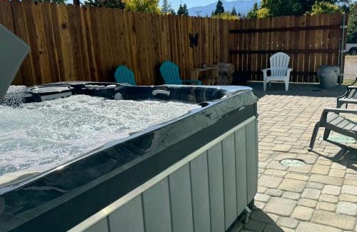 Weed Casa | Newer Cozy Guest Cottage with Saltwater Spa!