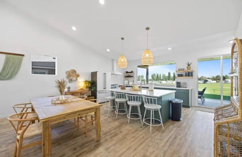Moses Lake Casa | NEWER Home-HotTub 3 bd. Golf Course-Lake View!