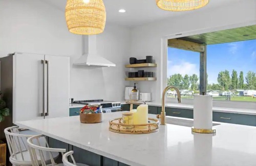 Moses Lake Casa | NEWER Home-HotTub 3 bd. Golf Course-Lake View!