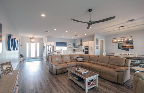 Lake Placid Casa | Newer Home on Lake June with Beach, Dock, Screened Patio and Hot Tub!