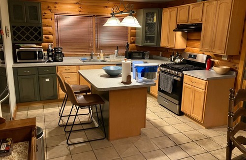 Athens Casa | Nueva cabina Lakefront Log w / preciosa vista al agua, 3-4 Br, más buhardilla, Catskills