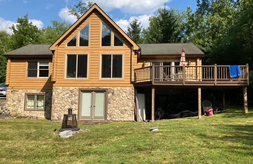 Athens Casa | Nueva cabina Lakefront Log w / preciosa vista al agua, 3-4 Br, más buhardilla, Catskills