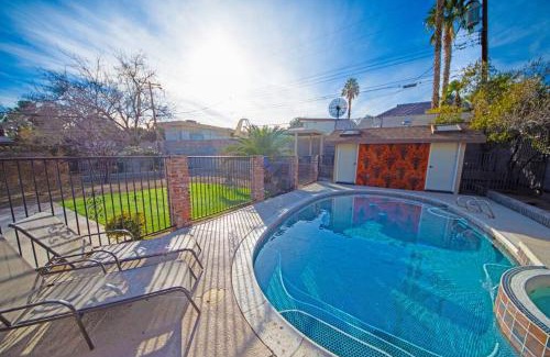 Las Vegas Casa | Newer Ranch with Pool and Hot Tub near the Strip and Freemont street.