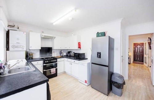 Custom House Casa | Lovely Two bed One bath House w Parking - Newham Excel E16