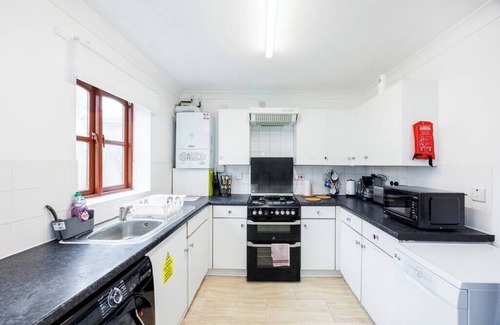 Custom House Casa | Lovely Two bed One bath House w Parking - Newham Excel E16