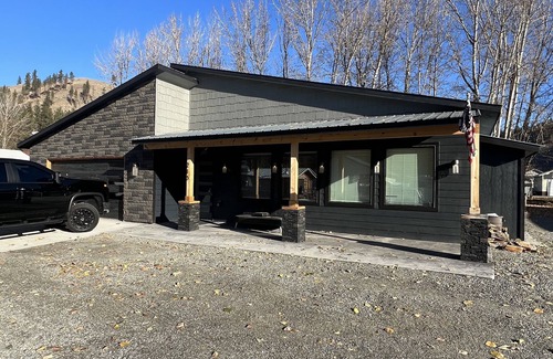 Conconully Casa | Newley built modern home. Close to lakes and down town food and restaurants.