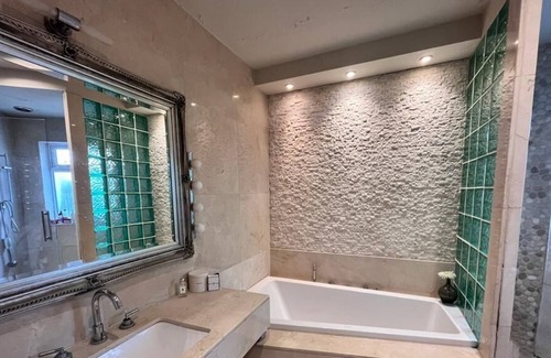 St. Leonard's Casa | Newly Added- Very comfortable, Cosy decorated 4-bed London home / Good Transport