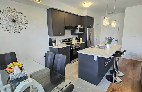 Thorold Casa | Newly build house just minutes away from Niagara fallsview.