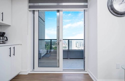 Kitchener Apartamento | Newly Built 22nd Floor Condo w Stunning Views