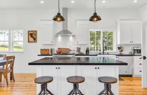 Mokelumne Hill Casa | Newly built ,6 acre modern farmhouse. A peaceful getaway for any occasion.