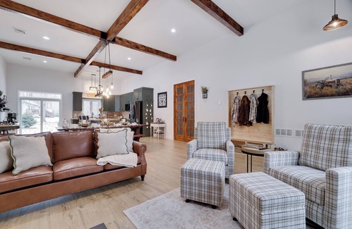 Jim Thorpe Casa | Newly Built Barndominium w/ Golf Sim, Hot Tub, Firepit, Minutes to Jim Thorpe!