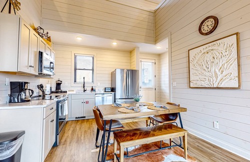 Sevierville Cabina | Newly built cabin overlooking Douglas Lake w/ hot tub & free attraction tickets