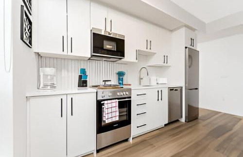 Kitchener Apartamento | Newly Built Condo with Amazing Views