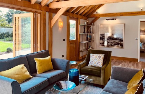 Longparish Casa | Newly Built Contemporary Oak Framed Two Bedroom House - Pure Luxury!