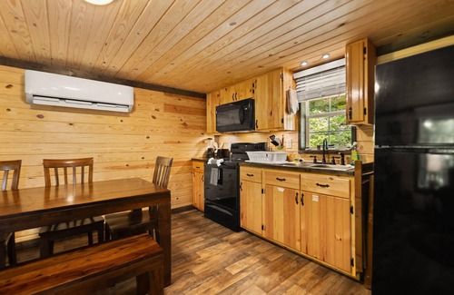 Stanton Cabina | Newly Built, Cozy, Pet Friendly, Hot Tub, Rural Cabin deep in Red River Gorge
